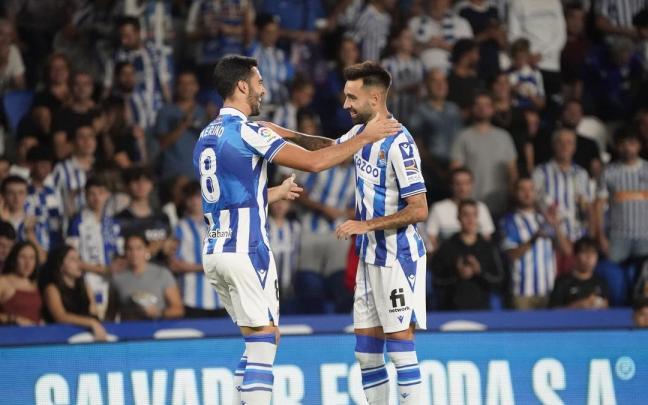 Mikel Merino y Brais Méndez, autor del gol y asistente, celebran el tanto de la Real Sociedad. Mikel Merino y Brais Méndez, autor del gol y asistente, celebran el tanto de la Real Sociedad.