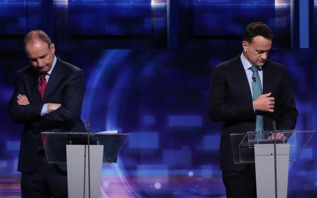 El primer ministro irlandés saliente, Micheál Martin, junto a Leo Varadkar que le revelará en el cargo.