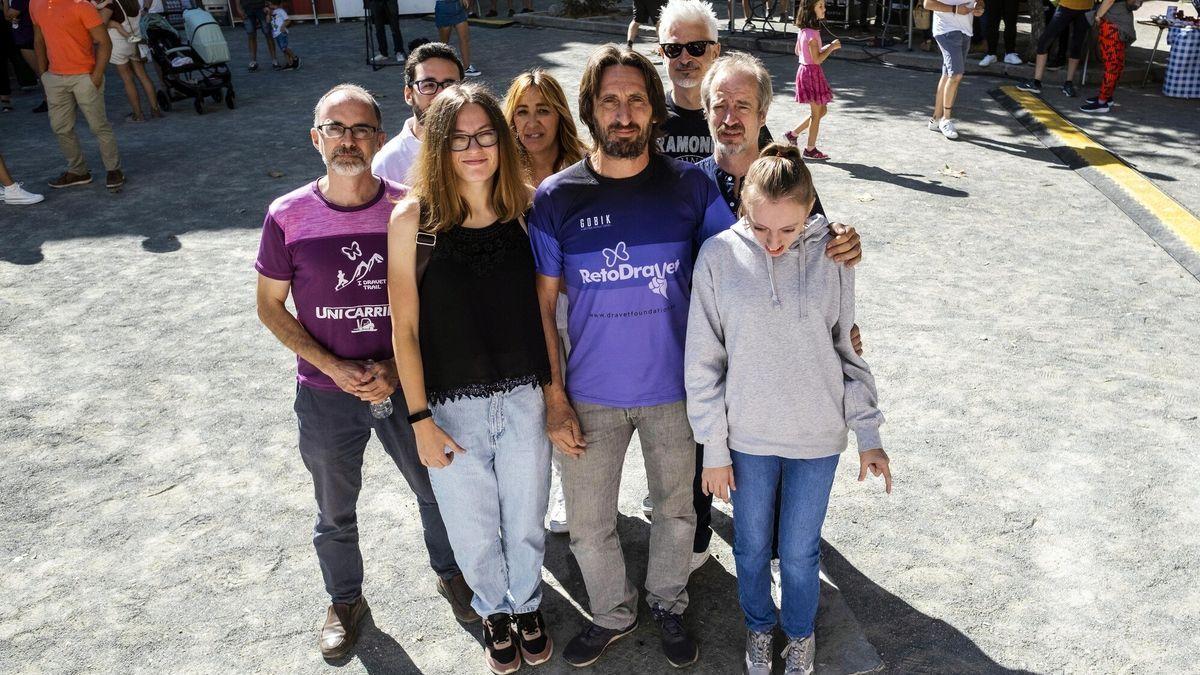 Asistentes al acto solidario en la plaza Santa Ana, entre ellos Patxi Berasategui y su hija Leyre, en la primera fila.