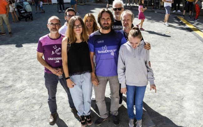 Asistentes al acto solidario en la plaza Santa Ana, entre ellos Patxi Berasategui y su hija Leyre, en la primera fila.