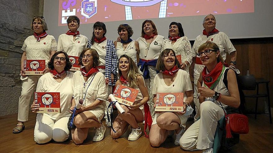 Las ‘madrinas’ durante el homenaje de ayer en la peña El Bronce. | FOTO: UNAI BEROIZ