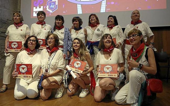 Las ‘madrinas’ durante el homenaje de ayer en la peña El Bronce. | FOTO: UNAI BEROIZ