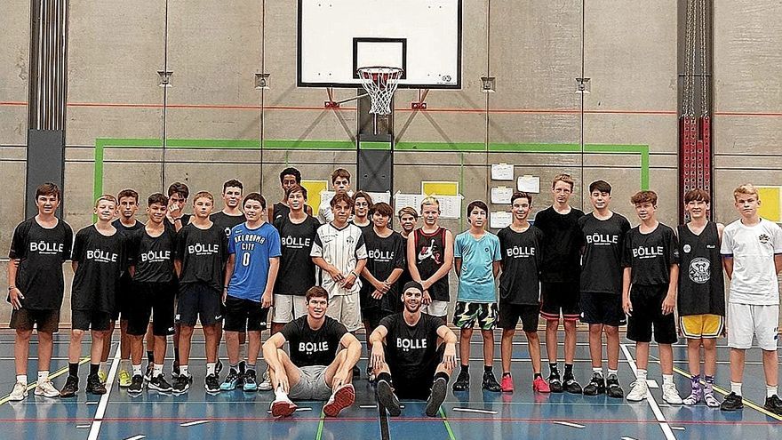 Carlson, sentado (derecha) delante de los ni&ntilde;os del campus en el que est&aacute; participando en Z&uacute;rich (Suiza). | FOTO: N.G.