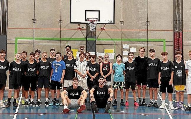 Carlson, sentado (derecha) delante de los ni&ntilde;os del campus en el que est&aacute; participando en Z&uacute;rich (Suiza). | FOTO: N.G.