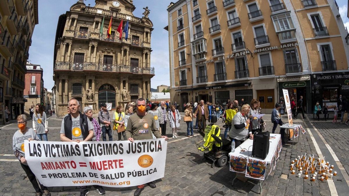 Concentración de homenaje en Pamplona a las víctimas de cáncer por amianto.