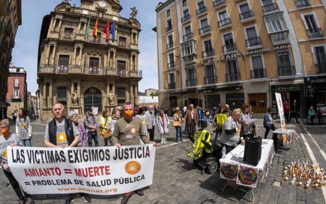 Concentración de homenaje en Pamplona a las víctimas de cáncer por amianto. Concentración de homenaje en Pamplona a las víctimas de cáncer por amianto.
