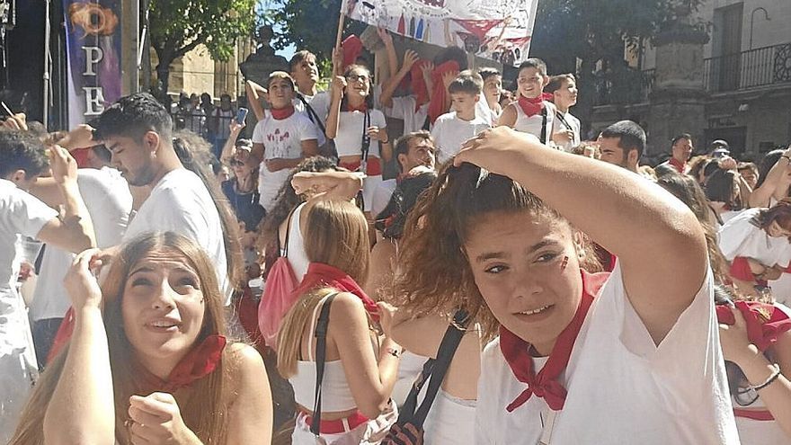 Expectación y precaución por el lanzamiento de caramelos en el cohete de Viana.