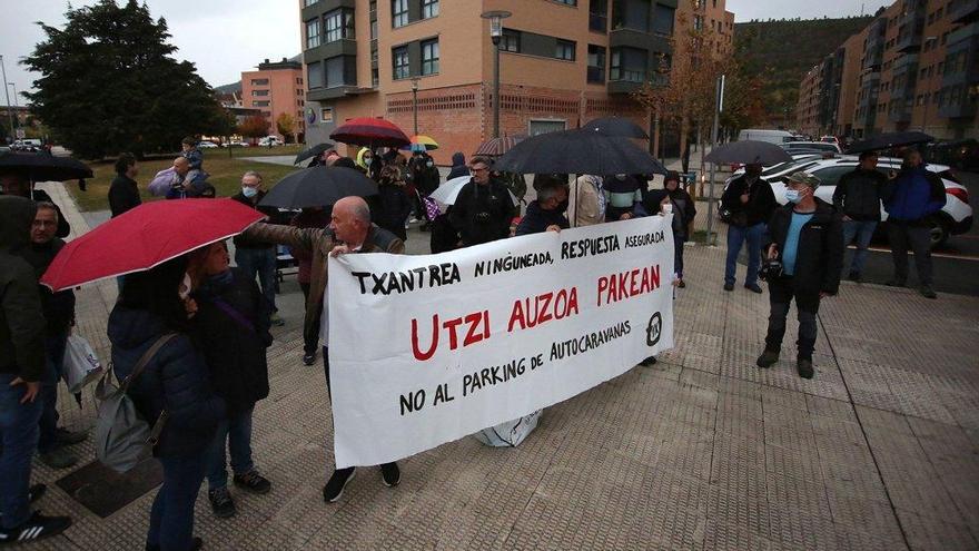 Manifestantes contra el parking de caravanas, el viernes en Ezcaba.