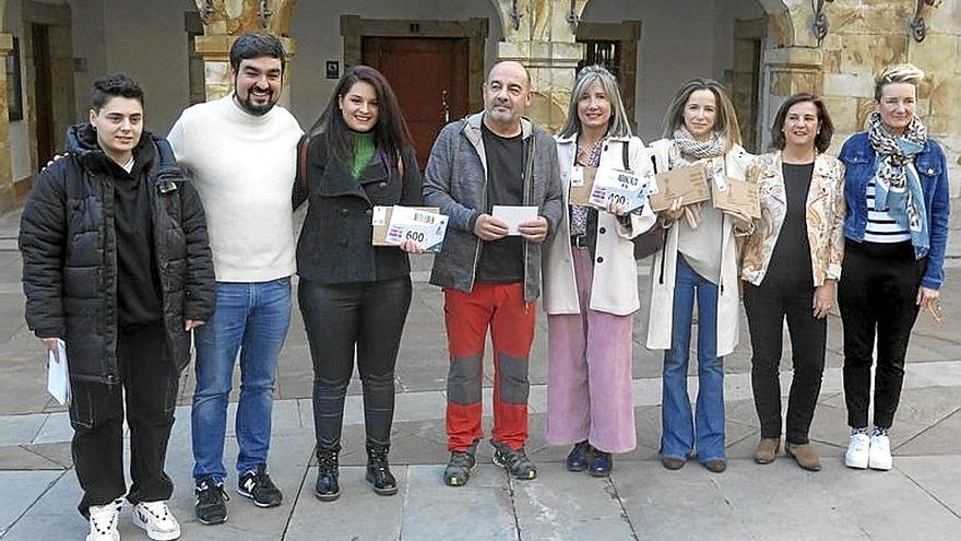 Los premiados, con los técnicos y el concejal Eric Gálvez. | FOTO: A.Z.