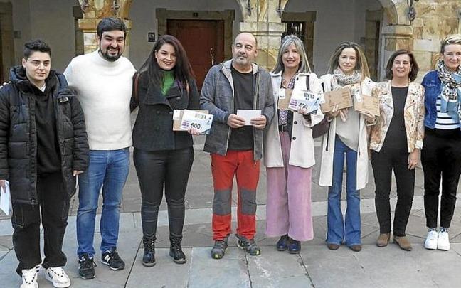 Los premiados, con los t&eacute;cnicos y el concejal Eric G&aacute;lvez. | FOTO: A.Z.
