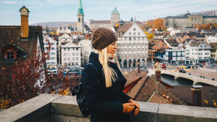 Una mujer visita la ciudad suiza de Zúrich.