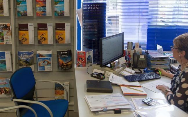 Agencia de viajes en Bilbao con los folletos y destinos que ofrecen para las últimas semanas del año.