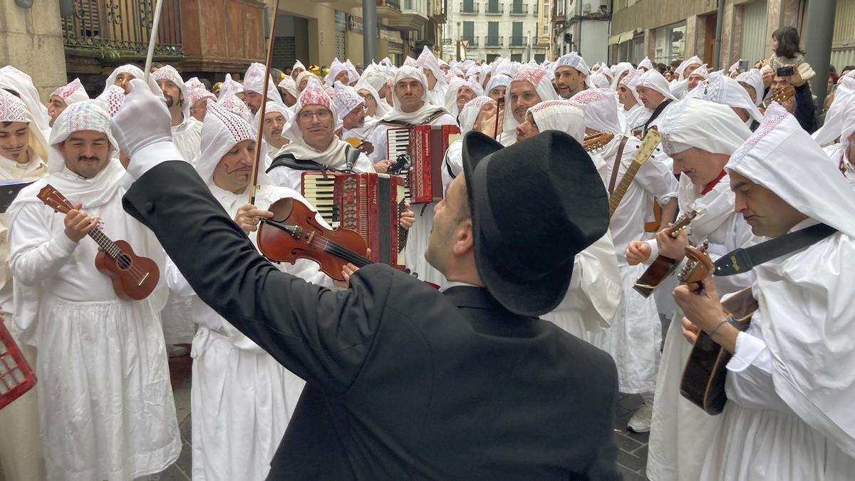 Los atorras. Más de dos centenares de hombres rodean al director de la estudiantina Santi ‘Txitxo’ Zaldunbide.