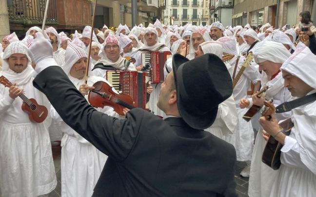 Los atorras. Más de dos centenares de hombres rodean al director de la estudiantina Santi ‘Txitxo’ Zaldunbide.
