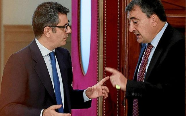 El ministro de Presidencia, Félix Bolaños, con el portavoz del PNV en el Congreso de los Diputados, Aitor Esteban. | FOTO: EFE El ministro de Presidencia, Félix Bolaños, con el portavoz del PNV en el Congreso de los Diputados, Aitor Esteban. | FOTO: EFE
