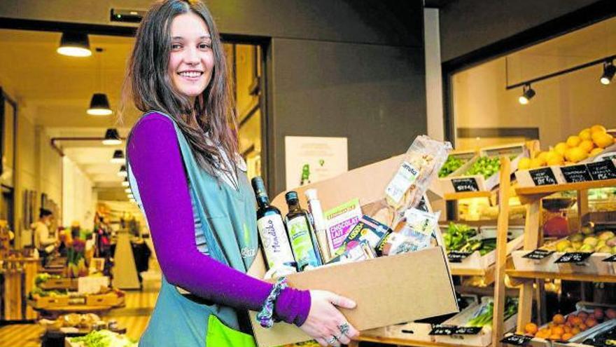 Nerea Díaz, cooperativista del proyecto, sujeta orgullosa una de las cestas de la tienda de Geltoki.