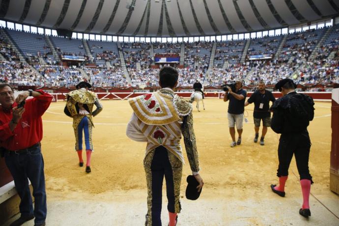 Toreros entran en el coso de Illunbe.