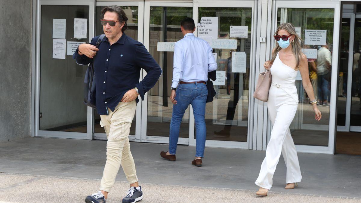 Arancha Palomino y Luis Lorenzo a la salida del juzgado.