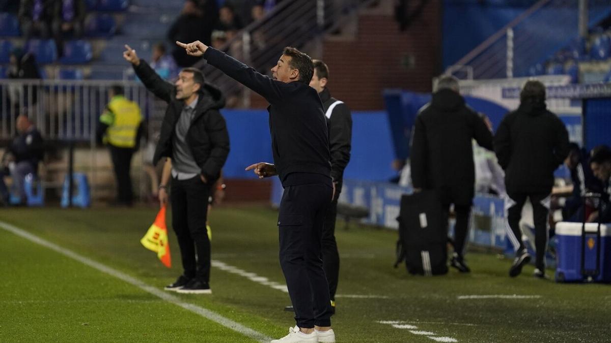 Luis García da instrucciones durante un partido en Mendizorroza