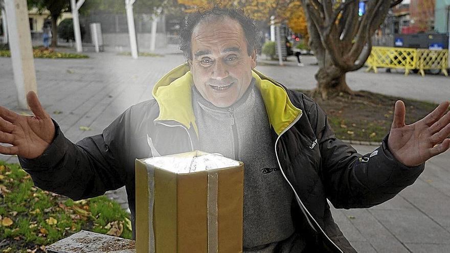 Francisco Javier Mas, de Huelva, pasa las fiestas en Sevilla con su hermana, con la que se reencontró el año pasado después de vivir “veinticinco años tirado en la calle”. | FOTO: PABLO VIÑAS