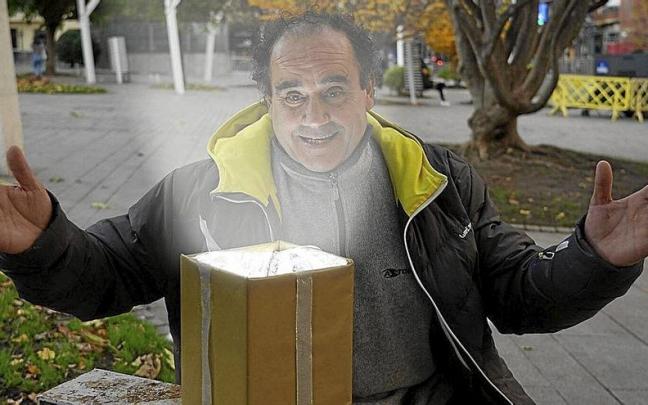 Francisco Javier Mas, de Huelva, pasa las fiestas en Sevilla con su hermana, con la que se reencontr&oacute; el a&ntilde;o pasado despu&eacute;s de vivir &ldquo;veinticinco a&ntilde;os tirado en la calle&rdquo;. | FOTO: PABLO VI&Ntilde;AS