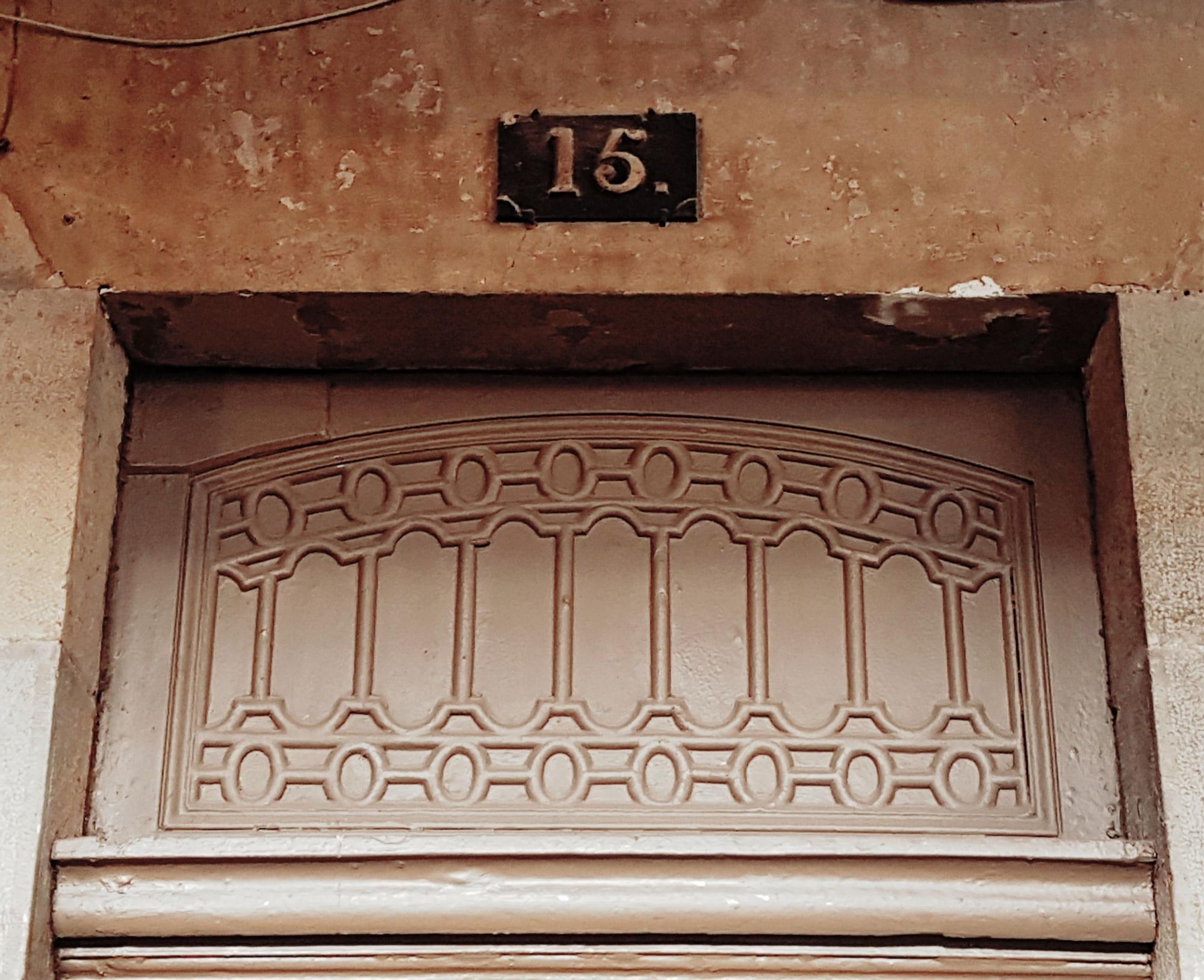 Una superviviente de las planchas de hierro colado instaladas en 1853 para rotular las casas y fabricadas por Fundición San Vicente de Abando. Foto de Miguel Izu.