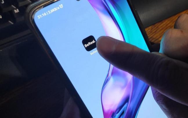 La aplicación de la red social Be Real es una de las que más éxito está teniendo ahora entre los adolescentes con su aparente espíritu rompedor.