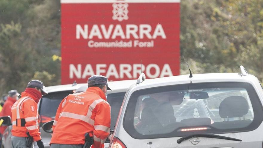 Agentes de la Policía Foral, en un control.