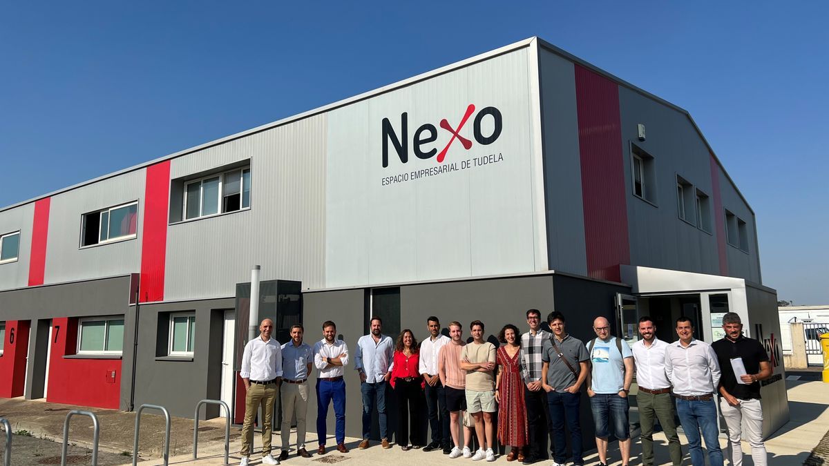 Los representantes de los proyectos posan junto al espacio Nexo