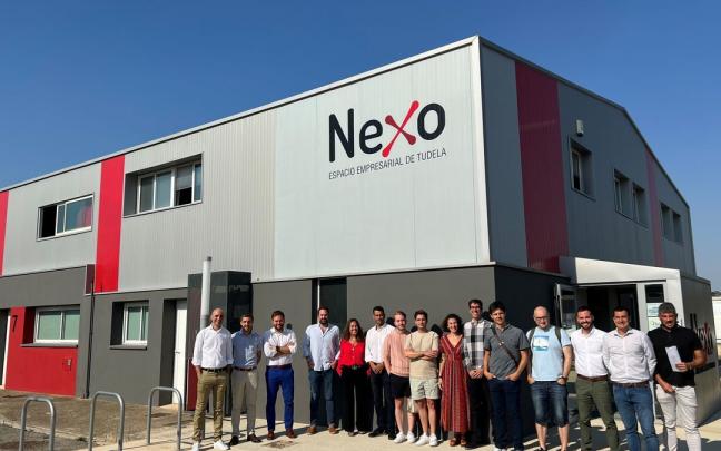 Los representantes de los proyectos posan junto al espacio Nexo