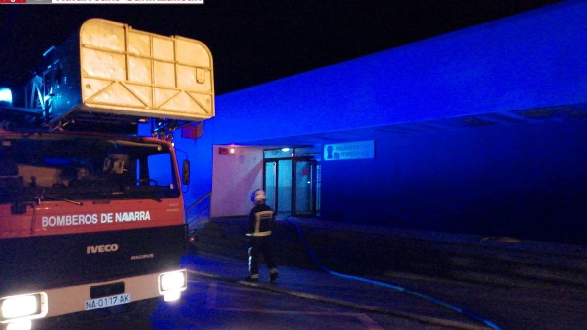 Bomberos de Navarra, en el polideportivo de Oteiza.