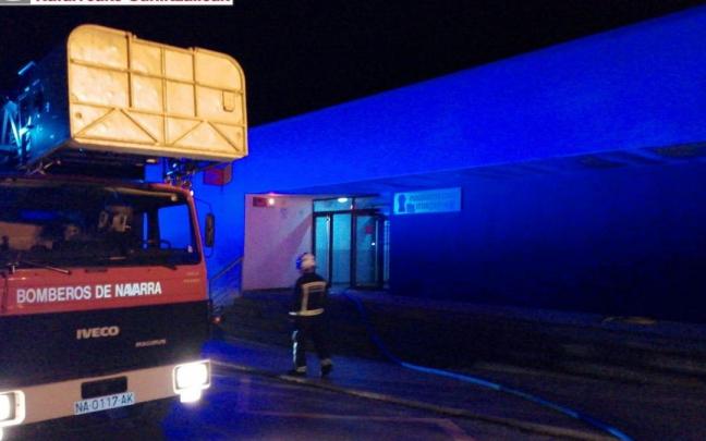 Bomberos de Navarra, en el polideportivo de Oteiza. Bomberos de Navarra, en el polideportivo de Oteiza.