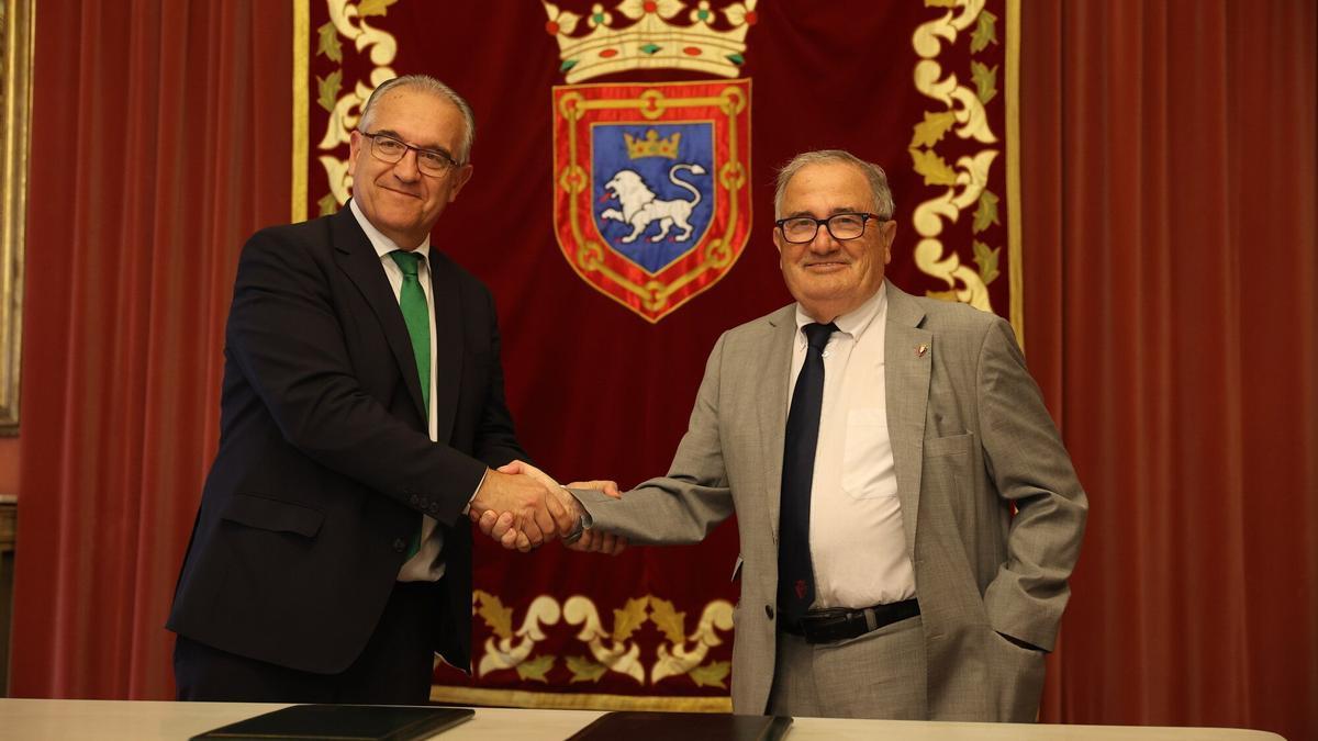 El alcalde de Pamplona, Enrique Maya, y el presidente del Club Atlético Osasuna, Luis Sabalza, en la firma del convenio de patrocinio.