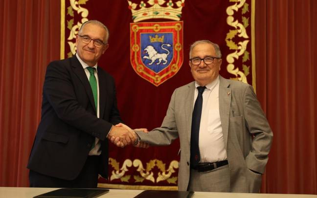 El alcalde de Pamplona, Enrique Maya, y el presidente del Club Atl&eacute;tico Osasuna, Luis Sabalza, en la firma del convenio de patrocinio.