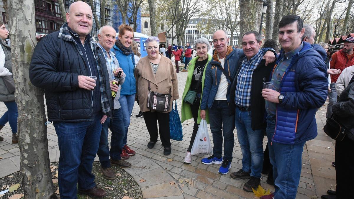 Andoni Erguezabal, Javi Urrutikoetxea; Jon Ander, su hermano; Ikerne Unibaso, Puri Santocildes, Igone Mendizabal, Ángel Catalán y Edu Zabala llevan muchos mercados de Santo Tomás a sus espaldas