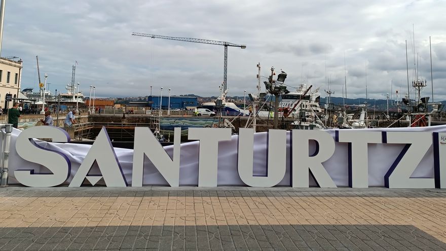 Las letras ya lucen en el paisaje del puerto pesquero de Santurtzi.