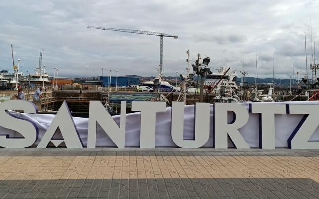 Las letras ya lucen en el paisaje del puerto pesquero de Santurtzi.