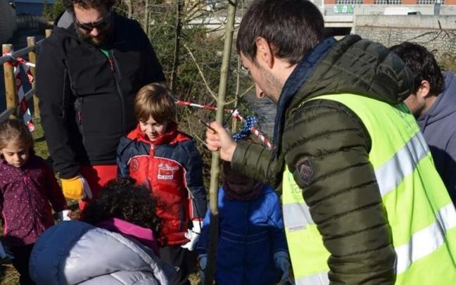 Una anterior plantación de árboles con población infantil. Una anterior plantación de árboles con población infantil.
