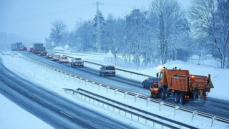 La primera nevada del invierno complica el tráfico en las carreteras