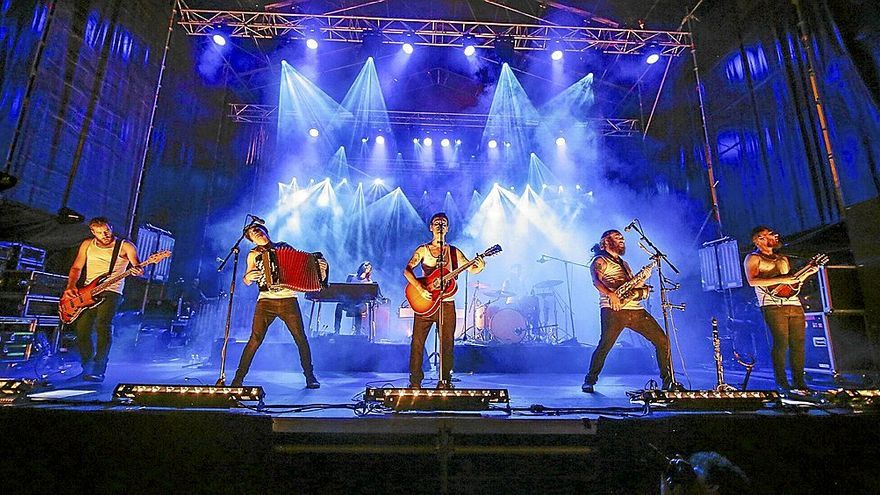 El septeto burgalés de La Maravillosa Orquesta del Alcohol, ataviado con su atuendo compuesto por vaqueros y camisetas interiores.