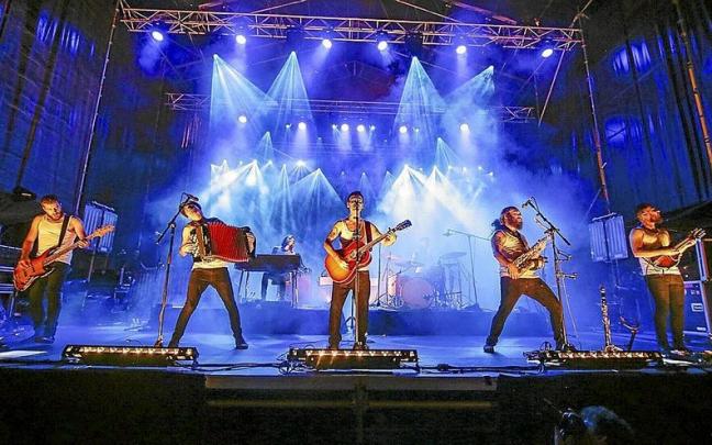 El septeto burgalés de La Maravillosa Orquesta del Alcohol, ataviado con su atuendo compuesto por vaqueros y camisetas interiores.
