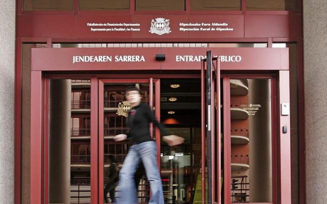 Entrada al edificio de Errotaburu de Hacienda