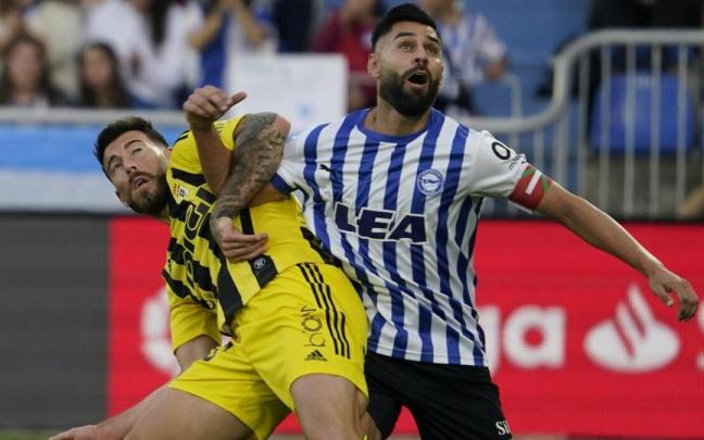 Duarte pelea por un balón con Sergi Enrich