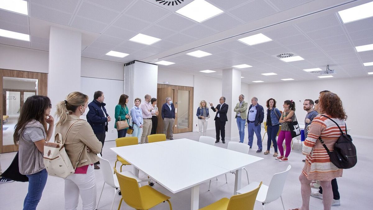 Visita de los miembros de la Comisión de Asuntos Ciudadanos al centro intergeneracional de Santa Maria la Real.