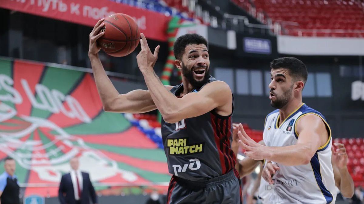 Darius Thompson controla el bal&oacute;n durante un partido de Eurocup con el Lokomotiv Kuban