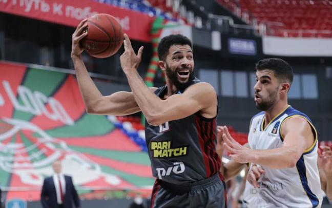 Darius Thompson controla el bal&oacute;n durante un partido de Eurocup con el Lokomotiv Kuban