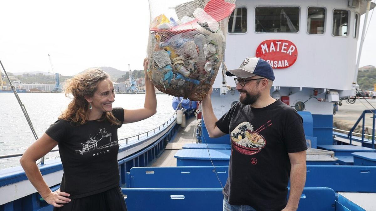 Izaskun Suberbiola y Javi Julio, en la proa del 'Mater', el barco-museo ecoactivo de Pasaia.