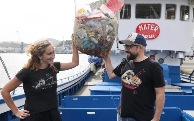Izaskun Suberbiola y Javi Julio, en la proa del 'Mater', el barco-museo ecoactivo de Pasaia.