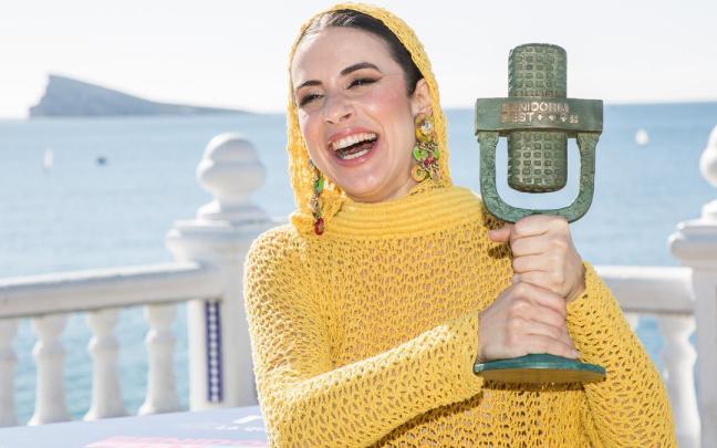 Blanca Paloma posa con el micrófono de bronce. Blanca Paloma posa con el micrófono de bronce.