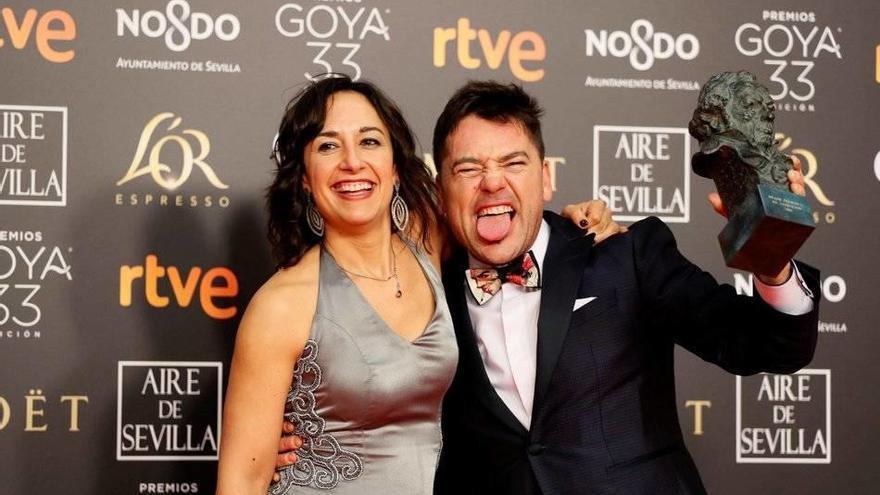 Remírez y De la Fuente, con el Goya por 'Un día más con vida'.